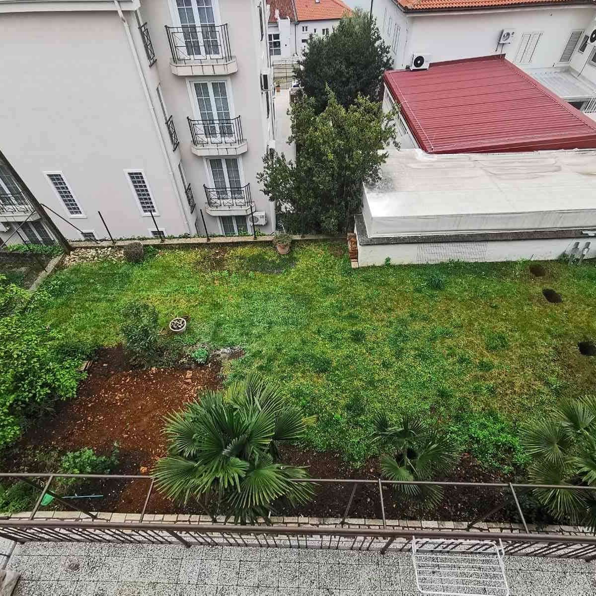 Zapuštena parcela prije čišćenja